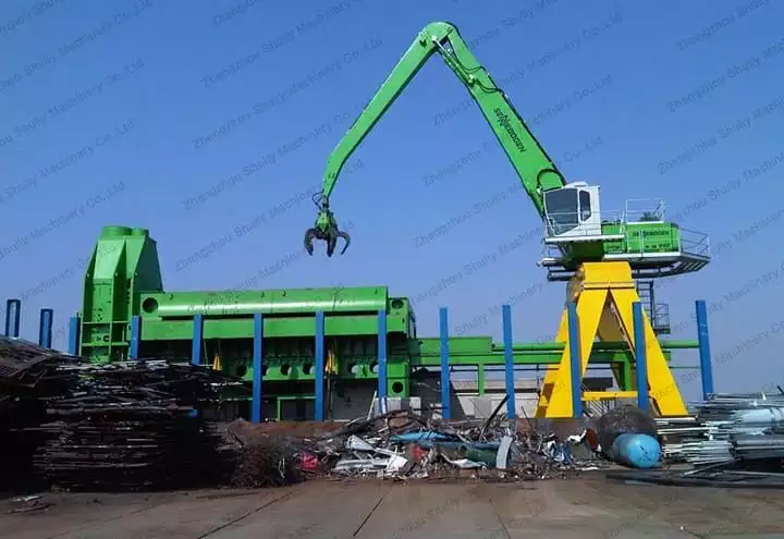 Gran máquina cizalla de metal utilizada en la planta de reciclaje