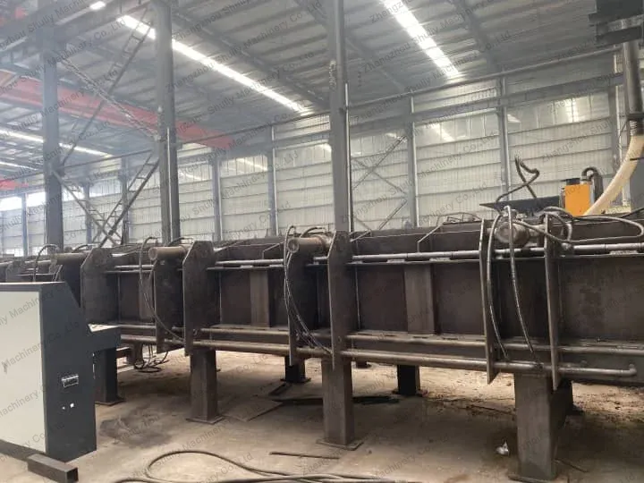 Manufacturing gantry shearing machine in the factory