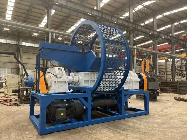 industrial waste tire shredder with screen and enlarged inlet