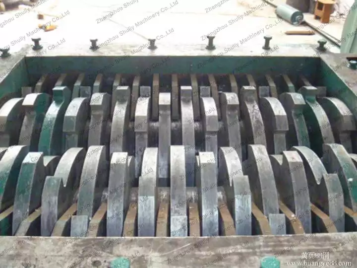 Blades in the double shaft crusher