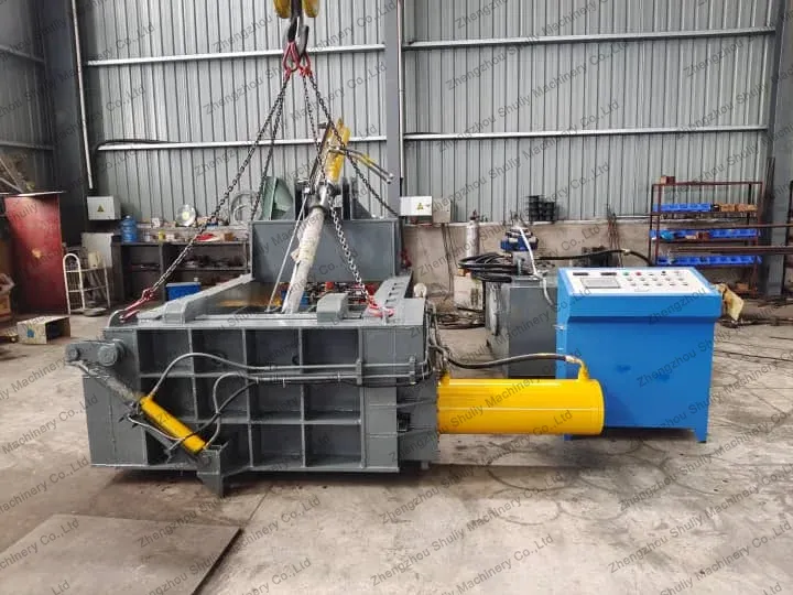 Scrap metal baling machine for loading